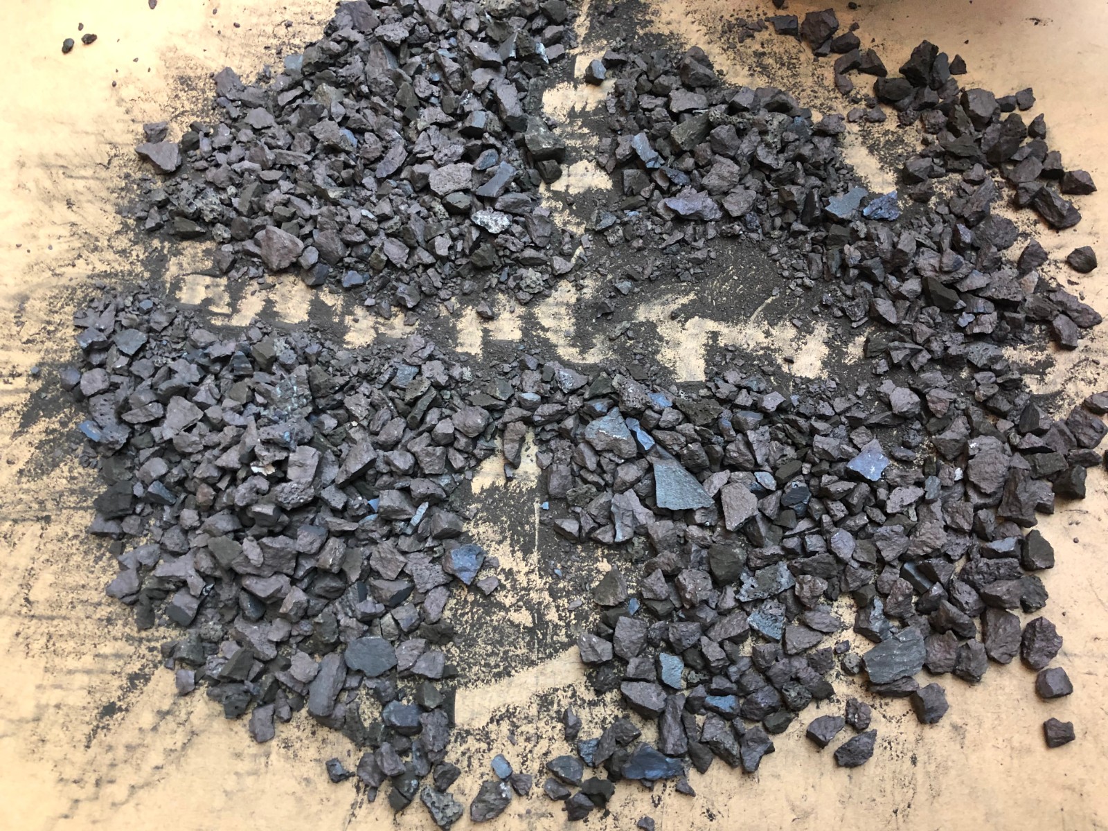 冰鎳，塊狀，銅品位15-30%，鎳品位10-20%